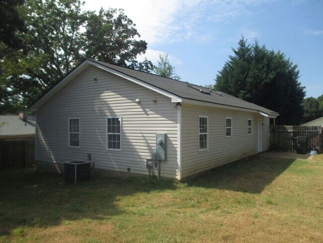 Building Photo - Ranch home minutes from uptown Charlotte