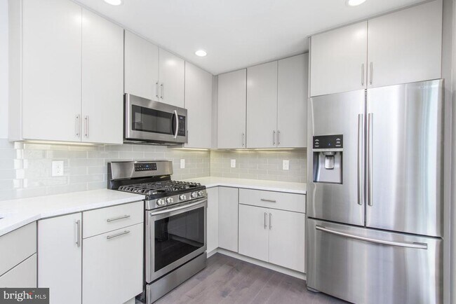 Building Photo - 712 S Sartain St