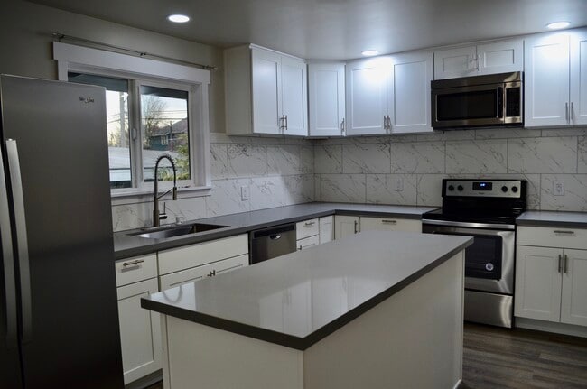 Building Photo - 12755 Phinney Ave N