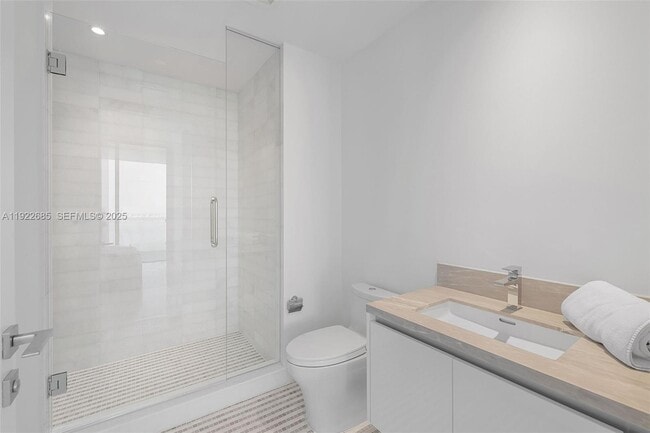 Building Photo - 700 NE 26th Terrace