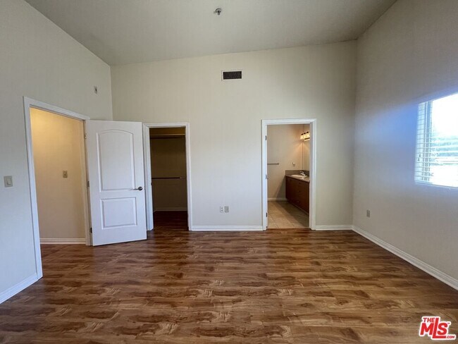 Building Photo - 15024 Magnolia Blvd
