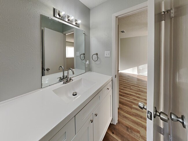 Building Photo - 2312 Suffolk Ln