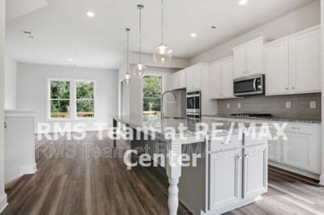 Building Photo - 1650 Mountain Top Ln