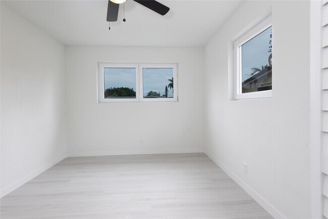 Building Photo - 713 SW 4th Ct