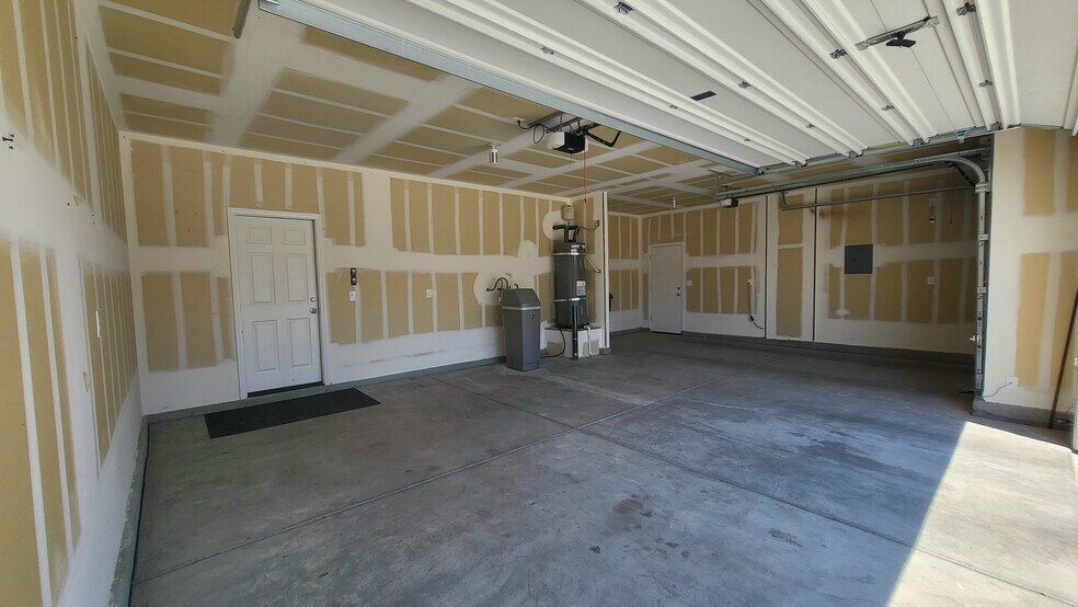 Building Photo - 3848 E Summit Ave