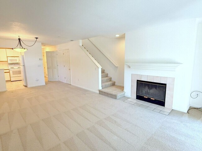 Building Photo - Fabulous Townhouse at Ashford Court - Close to BART, Downtown & Trails !