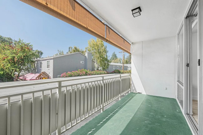 Building Photo - Walking distance to Wood side Plaza, Redwo...