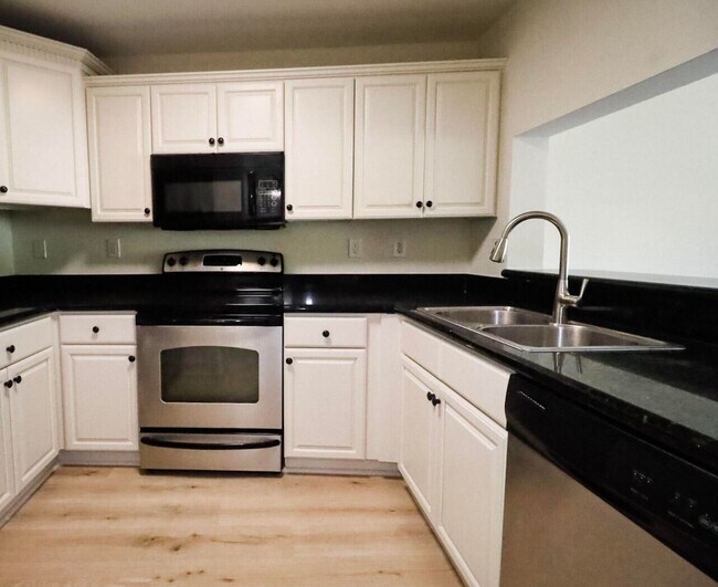 Building Photo - Spacious 2 Bedroom, 2 Bathroom Condominium...