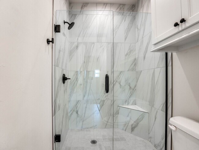 Building Photo - Luxury, Zero Maintenance Living in Edmond!