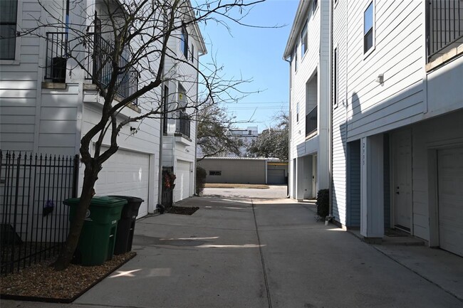 Building Photo - 1434 Ennis St