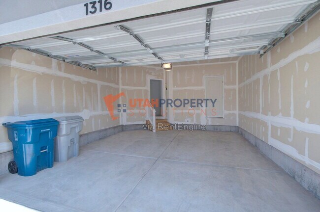 Building Photo - 1316 Dawes Wy