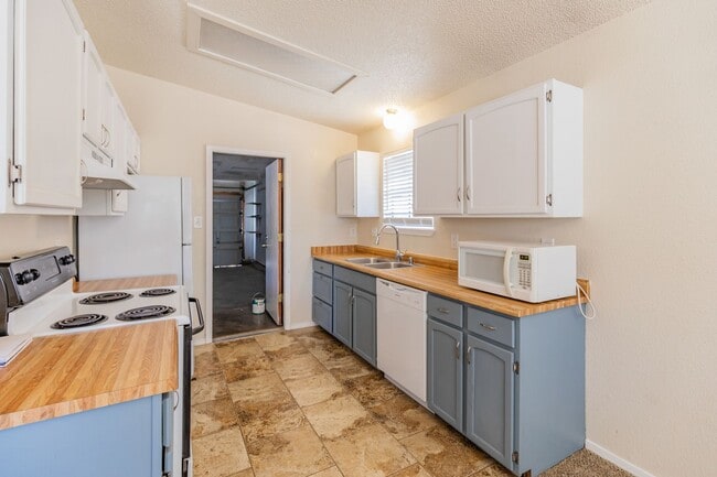 Building Photo - Conveniently located 3 Bedroom, 2 bath near HAFB