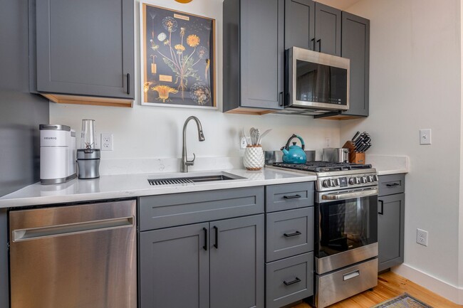 Building Photo - Recently Renovated 1BR Near Maine Med