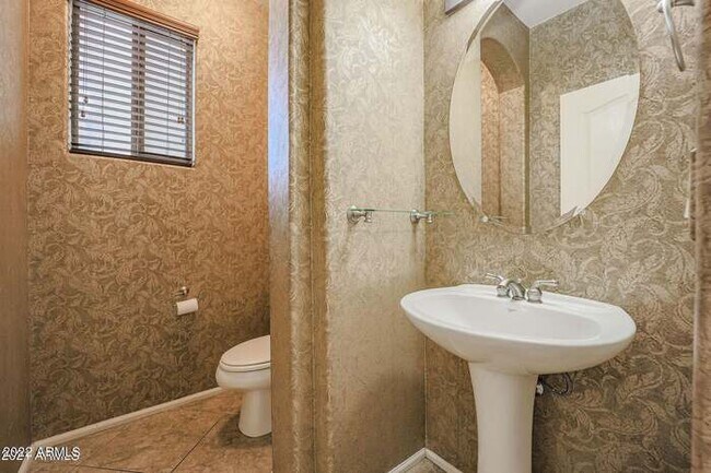 Building Photo - BEAUTIFUL SURPRISE HOME