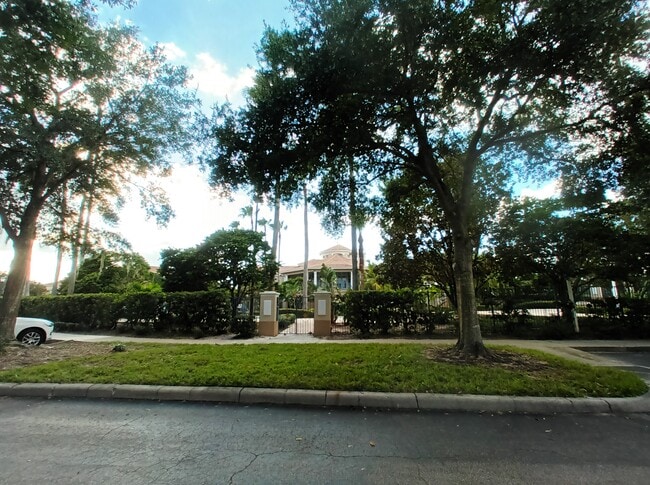 Building Photo - 7330 Westpointe Blvd