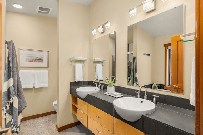 Building Photo - 610 NE Vineyard Ln