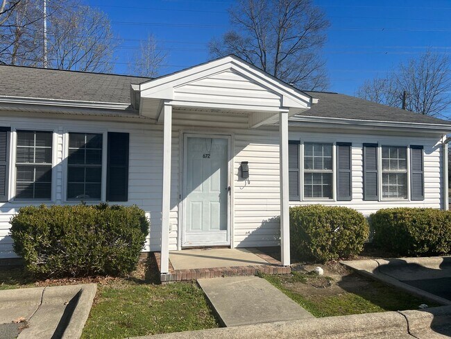 Primary Photo - Two bedroom, 1 bath Apartment in Burlingto...