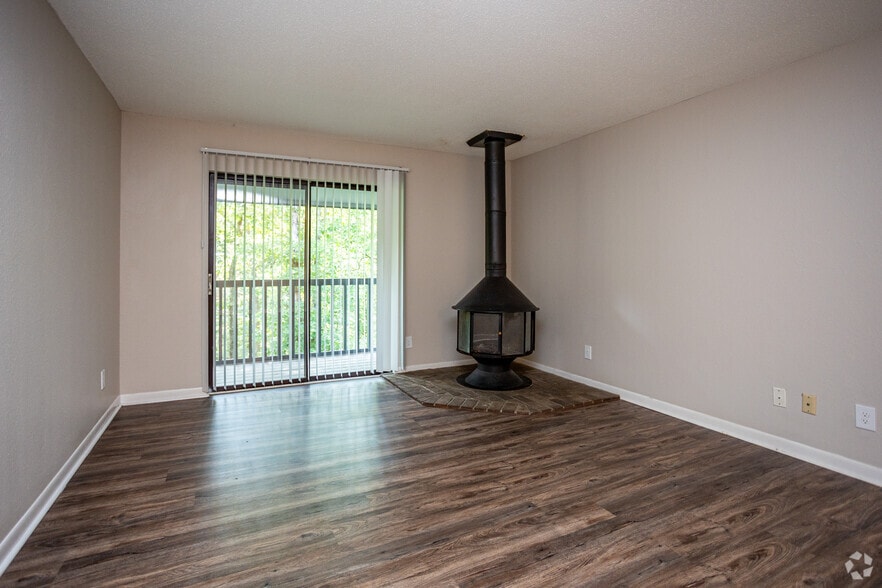 2BR, 2BA - 985SF - B1 - Living Room - Cross Creek