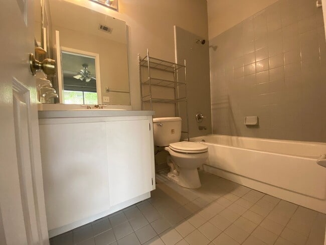 Building Photo - 2 Bedroom 2 Bathroom - Serenola Manor