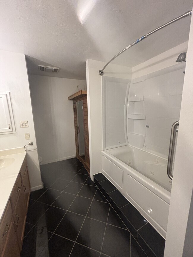 Building Photo - 1009 Augusta Dr