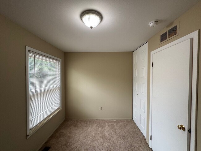 Building Photo - 2802 Stoney Ridge Dr