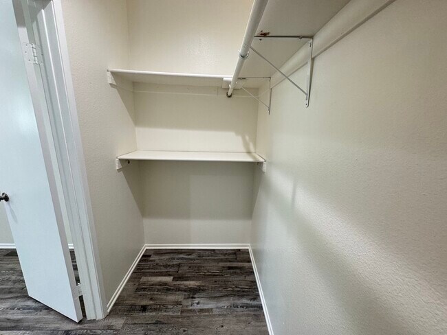 Building Photo - 5382 Circle Dr