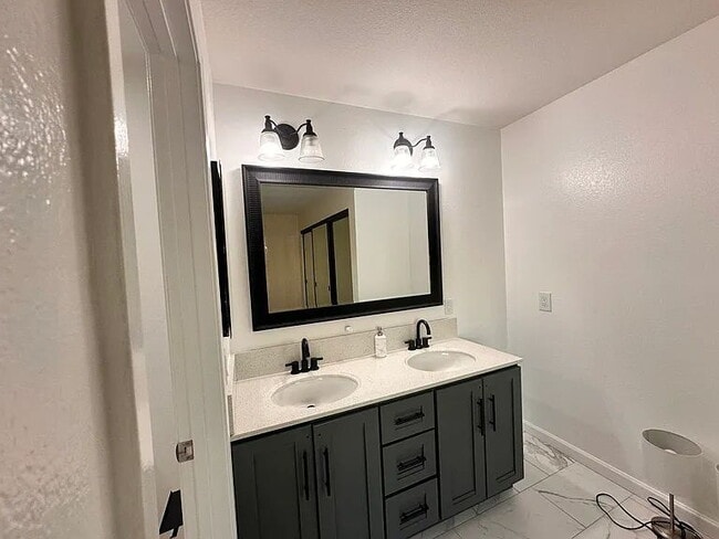 Building Photo - Bright 3 Bedroom Townhome in Newark