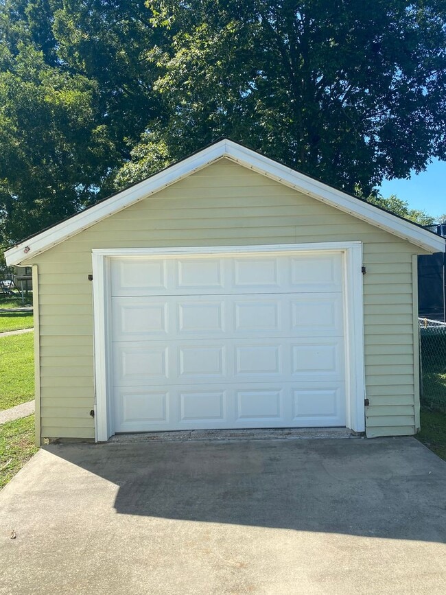 Building Photo - Beautiful 2 Bed 1 Bath Home