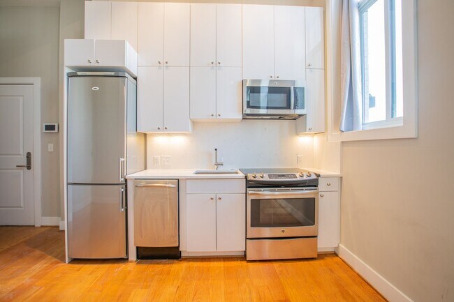 Building Photo - Cozy 1 BR/1 BA Condo in Capitol Hill!