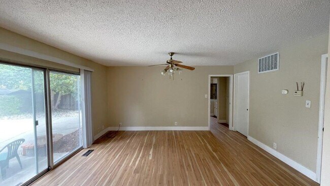 Building Photo - Nice 4 bedroom 2 bathroom home with sparkl...