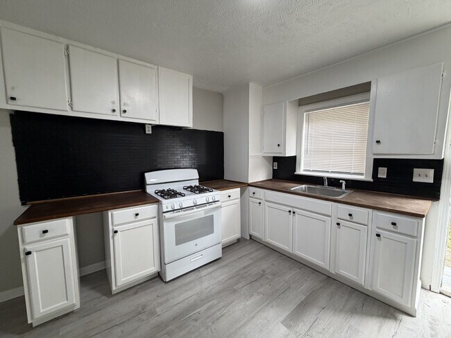 Building Photo - 2/1 in Pearl for $1075!