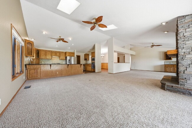 Building Photo - Beautiful Executive Level Rental on Golf Course