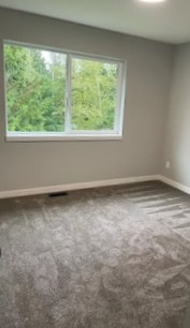 Building Photo - Lovely 3 Bedroom Recently Renovated!