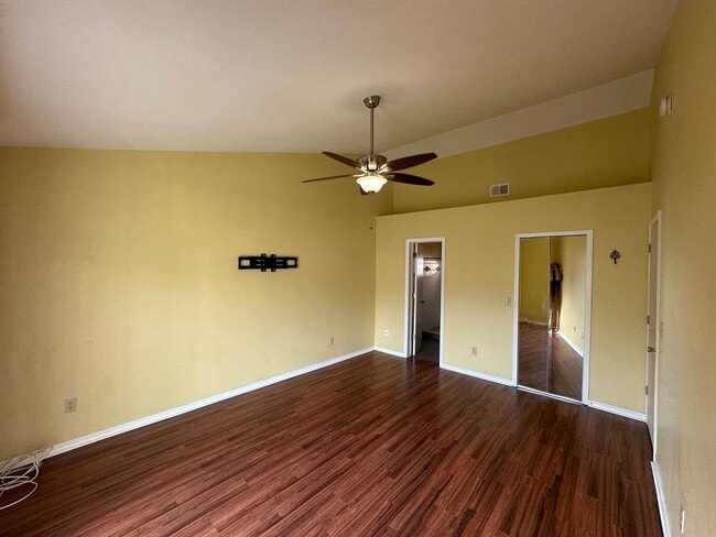 Building Photo - Spacious 3 bedroom condo, perfectly located near shopping & attractions!