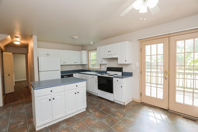 Building Photo - -- Available Now!  Spacious 4 Bed 2 Bath C...