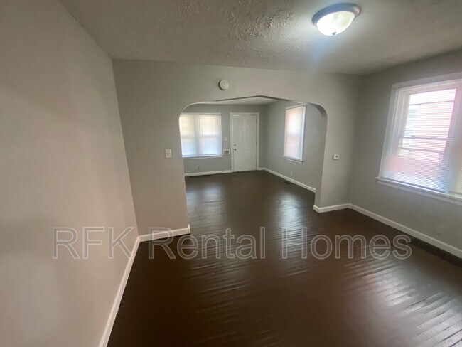 Building Photo - 523 N Temple Ave