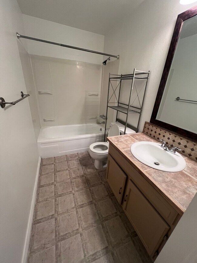 Building Photo - MOVE IN SPECIAL 2 Bed 2 Bath Townhome in L...