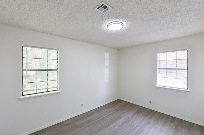 Building Photo - 512 Carson Rd