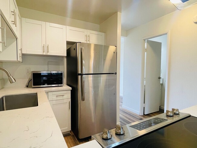 Building Photo - Partly Furnished 2-bedroom,1.5-bath Townho...
