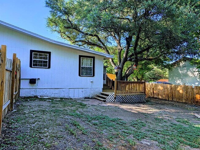 Building Photo - 10801 W Lakeview Dr