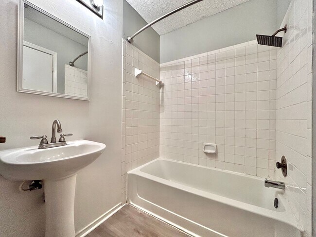 Building Photo - Lovely Rental with 2 Beds, 2.5 Baths & Spa...