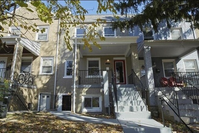 Building Photo - Amazing Row home + Private Yard!