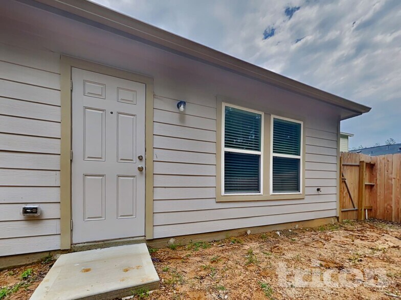 Building Photo - 10126 Cerritos dr