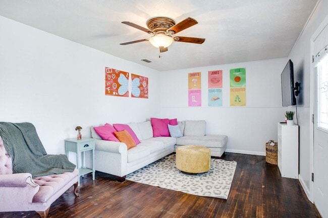 Building Photo - Pre-Leasing for July 2025!