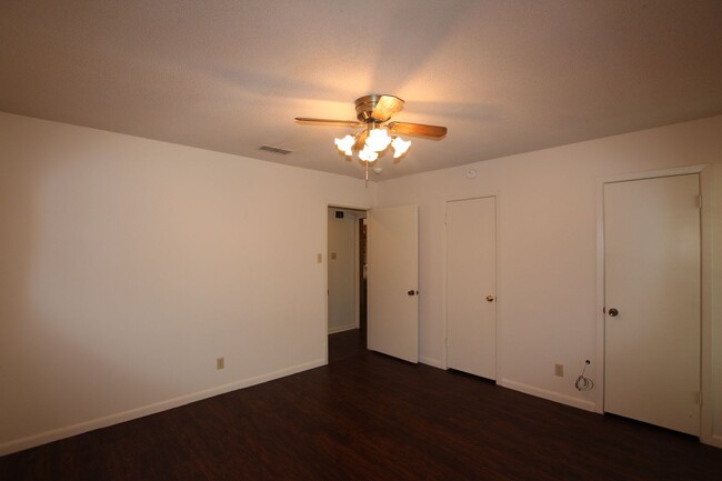 Building Photo - Beautiful 3 bedroom 2 bath home in the hea...