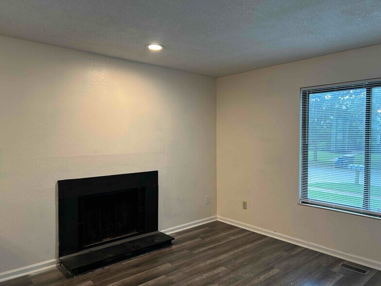 Building Photo - 5806 Ryewyck Dr