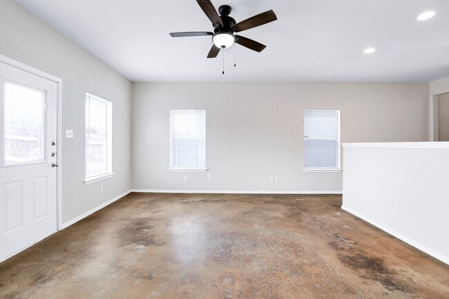 Building Photo - 5815 Golf Bend