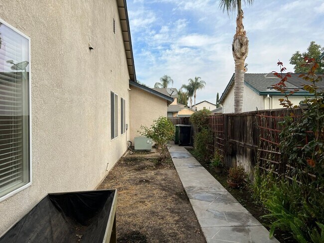 Building Photo - 4 bedrooms with 3 car garage in Rose Lane ...