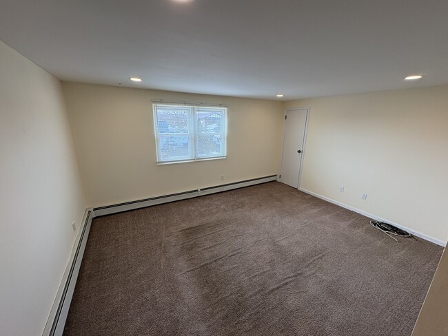 Building Photo - 385 West Dr