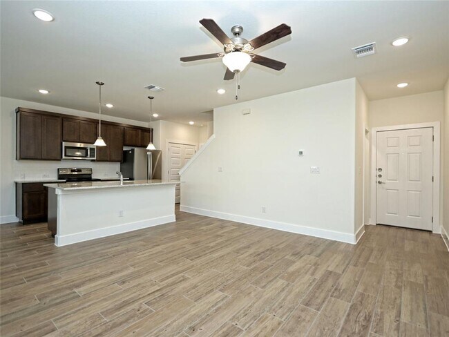 Building Photo - 415 Parkline Dr